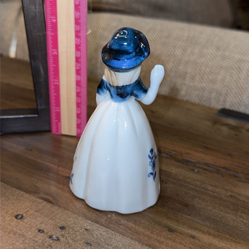 Vintage Porcelain Blue And White Girl Waving Bell - Picture 2 of 3